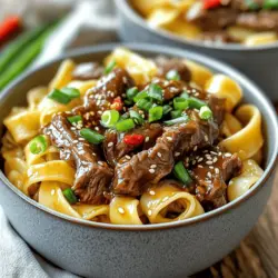 - 225 g breite Reisnudeln - 450 g Flanksteak - 60 ml Sojasauce - 30 ml Hoisinsauce - 15 g brauner Zucker - 5 ml Sesamöl - 3 Frühlingszwiebeln - 3 Knoblauchzehen - 2,5 cm Ingwer Die Zutaten sind einfach zu finden. Beginnen wir mit den Hauptzutaten. Du brauchst 225 g breite Reisnudeln. Diese Nudeln sind perfekt, da sie viel Sauce aufnehmen. Dann kommt das Flanksteak, 450 g. Es ist zart und voller Geschmack. Die Sojasauce, 60 ml, bringt eine salzige Tiefe in das Gericht. Für die Gewürze und Saucen sind 30 ml Hoisinsauce wichtig. Sie fügt eine süße Note hinzu. Der braune Zucker, 15 g, verstärkt den Geschmack der Sojasauce. Ein Spritzer Sesamöl, 5 ml, rundet alles ab und gibt nussige Aromen. Frische Zutaten sind ebenso wichtig. Nutze 3 Frühlingszwiebeln, um die Nudeln zu garnieren. Hacke die weißen und grünen Teile getrennt. Du brauchst auch 3 Knoblauchzehen, die du fein hackst. Schließlich kommt 2,5 cm geriebener Ingwer dazu. Dieser gibt dem Gericht einen frischen Kick. Für das vollständige Rezept schau dir die [Full Recipe] an. - Kochen Sie die Reisnudeln gemäß der Packungsanweisung bis sie al dente sind. - Abgießen und beiseite stellen. Dies sorgt dafür, dass die Nudeln nicht zu weich werden. - In einer Schüssel das Flanksteak mit Sojasauce, Speisestärke, braunem Zucker, Salz und Pfeffer vermengen. - Gut durchmischen, sodass das Fleisch gleichmäßig mariniert ist. Lassen Sie es etwa 15 Minuten ziehen, damit die Aromen einziehen. - In einer großen Pfanne oder einem Wok das Pflanzenöl bei mittlerer bis hoher Hitze erhitzen. - Das marinierte Rindfleisch in einer einzigen Schicht hinzufügen. Braten Sie es 2-3 Minuten an, bis es braun ist. Wenden und weitere 1-2 Minuten braten, bis das Fleisch durchgegart ist. - In derselben Pfanne bei Bedarf etwas mehr Öl hinzufügen. - Fügen Sie den gehackten Knoblauch, den geriebenen Ingwer und die weißen Teile der Frühlingszwiebeln hinzu. Braten Sie alles etwa 1 Minute an, bis die Mischung aromatisch ist. - Geben Sie das gebratene Rindfleisch wieder in die Pfanne. - Fügen Sie die Hoisinsauce und die vorbereiteten Reisnudeln hinzu. Alles gut vermengen und weitere 2-3 Minuten erhitzen, bis es durchgewärmt ist. - Nehmen Sie die Pfanne vom Herd. - Richten Sie die Rindfleisch-Nudelmischung auf tiefen Tellern an. Garnieren Sie mit den grünen Teilen der Frühlingszwiebeln und Sesamsamen. Genießen Sie dieses köstliche Gericht! Für das vollständige Rezept, schauen Sie sich die [Full Recipe] an. - Kochen Sie die Reisnudeln gemäß der Packungsanweisung, bis sie al dente sind. - Um ein Verkleben der Nudeln zu vermeiden, spülen Sie sie nach dem Kochen mit kaltem Wasser ab. - Ein Trick für zarte Ergebnisse ist, das Flanksteak vor dem Kochen zu marinieren. - Alternativen zu Flanksteak sind Rinderfilet oder Hüftsteak. Diese Stücke sind ebenfalls zart und lecker. - Passen Sie die Gewürze nach Ihrem Geschmack an. Mehr Sojasauce bringt einen intensiveren Geschmack. - Verwenden Sie frische Kräuter wie Koriander oder Basilikum für mehr Frische und Aroma. Für das vollständige Rezept schauen Sie sich die [Full Recipe] an. {{image_4}} Für eine vegetarische Version der Mongolian Beef Noodles, können Sie das Rindfleisch durch Tofu ersetzen. Tofu nimmt gut Aromen auf und hat eine tolle Textur. Schneiden Sie den Tofu in kleine Würfel und marinieren Sie ihn wie das Rindfleisch. Fügen Sie auch mehr Gemüse hinzu. Paprika, Brokkoli oder Karotten passen hervorragend. Diese Gemüse bringen mehr Farbe und Nährstoffe ins Gericht. Das gibt dem Gericht einen frischen Geschmack und macht es noch gesünder. Wenn Sie es scharf mögen, fügen Sie Chili oder Sriracha hinzu. Ein Teelöffel Sriracha kann das Gericht wunderbar würzen. Dies gibt den Nudeln einen tollen Kick. Probieren Sie auch andere Gewürze aus. Chilipulver oder frische Chilis sind gute Optionen. Diese Gewürze verleihen dem Gericht zusätzliche Hitze und Geschmack. Sie können verschiedene Nudelsorten verwenden. Anstelle von Reisnudeln probieren Sie Udon oder Eiernudeln. Diese Nudeln haben eine andere Textur und können das Gericht abwechslungsreicher machen. Für eine glutenfreie Variante nutzen Sie Reisnudeln oder glutenfreie Pasta. Diese Optionen sind leicht erhältlich und schmecken auch sehr gut. So bleibt das Rezept für jeden zugänglich. Um Mongolian Beef Noodles frisch zu halten, lagere sie gut abgedeckt im Kühlschrank. Verwende einen luftdichten Behälter, um den Geschmack zu bewahren. Du kannst auch Frischhaltefolie verwenden, um die Nudeln zu schützen. Diese Methoden halten die Nudeln feucht und verhindern, dass sie austrocknen. Im Kühlschrank bleiben die Mongolian Beef Noodles bis zu drei Tage frisch. Achte darauf, sie rechtzeitig zu essen, um den besten Geschmack zu genießen. Für das Aufwärmen in der Mikrowelle, gib die Nudeln in eine Schüssel und füge etwas Wasser hinzu. Decke sie mit einem Deckel oder einem feuchten Tuch ab. Erwärme sie dann für 1-2 Minuten, bis sie heiß sind. Um das Gericht einzufrieren, lasse es zuerst abkühlen. Teile die Nudeln in Portionen und lege sie in Gefrierbeutel. Drücke die Luft heraus, bevor du sie verschließt. So bleibt die Qualität erhalten. Zum Auftauen, lege die Beutel über Nacht in den Kühlschrank. Erhitze sie in der Mikrowelle oder in einer Pfanne mit etwas Wasser, um sie wieder weich zu machen. Um Mongolian Beef Noodles zu machen, kochen Sie zuerst die Reisnudeln. Dann marinieren Sie das Flanksteak mit Sojasauce, Speisestärke und Zucker. Braten Sie das Fleisch in einer Pfanne, bis es braun ist. Fügen Sie dann Knoblauch, Ingwer und Frühlingszwiebeln hinzu. Mischen Sie alles mit den Nudeln und der Hoisinsauce. Einfache Schritte ergeben ein leckeres Gericht. Ja, Sie können Rindfleisch durch Hähnchen oder Tofu ersetzen. Hähnchen sollte in kleine Stücke geschnitten werden und wie das Rindfleisch mariniert werden. Tofu kann gewürfelt und vor dem Braten leicht gepresst werden. Beide Optionen sind lecker und passen gut zu den Nudeln. Zu Mongolian Beef Noodles passen frische Salate oder gedämpftes Gemüse. Ein leichter Gurkensalat bringt Frische. Getränke wie grüner Tee oder ein leichtes Bier runden das Essen ab und machen es angenehm. Die Zubereitungszeit für Mongolian Beef Noodles beträgt etwa 15 Minuten. Die Kochzeit liegt bei 30 Minuten. Insgesamt benötigen Sie also etwa 45 Minuten, um das Gericht fertigzustellen. Die besten Mongolian Beef Noodles finden Sie in speziellen asiatischen Restaurants oder Food-Trucks. Suchen Sie nach Orten, die authentische asiatische Küche anbieten. Diese Orte verwenden oft frische Zutaten und traditionelle Rezepte. Mongolian Beef Noodles ist ein einfaches und köstliches Gericht. Wir haben die Zutaten, eine Schritt-für-Schritt-Anleitung und Tipps besprochen. Denke daran, dass frische Zutaten und das richtige Marinieren entscheidend sind. Variationen wie vegetarische Optionen helfen dir, das Gericht anzupassen. Achte auf die Lagerung, damit die Reste frisch bleiben. Probiere es aus und entdecke deine eigene Lieblingsversion. Du wirst überrascht sein, wie viel Spaß das Kochen macht!
