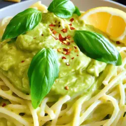 - 2 reife Avocados - 2 Knoblauchzehen - 1/4 Tasse frische Basilikumblätter - 1/4 Tasse frische Petersilienblätter - 2 Esslöffel Zitronensaft - 3 Esslöffel Olivenöl - Salz und Pfeffer - 340 g Pasta - 1/2 Teelöffel rote Pfefferflocken - Geriebener Parmesan oder Nährhefe Um diese cremige Avocado-Pasta zu machen, brauchst du frische und reife Zutaten. Achte darauf, dass die Avocados weich sind, aber nicht matschig. Frischer Knoblauch sorgt für den besten Geschmack. Basilikum und Petersilie bringen Farbe und Frische in dein Gericht. Zitronensaft hilft, die Avocado frisch zu halten und gibt einen tollen Geschmack. Olivenöl macht die Sauce schön glatt. Die Pasta ist das Herzstück dieser Mahlzeit. Du kannst Linguine oder Spaghetti verwenden. Die roten Pfefferflocken sind optional, aber sie geben einen kleinen Kick. Parmesan oder Nährhefe runden das Gericht ab. Mit diesen Zutaten bereitest du eine einfache und leckere Mahlzeit zu. Schau dir das Rezept in der Full Recipe an, um alles Schritt für Schritt zu lernen! Koche die Pasta in einem großen Topf mit kochendem, gesalzenem Wasser. Achte darauf, die Pasta nach den Anweisungen auf der Verpackung zu kochen, bis sie al dente ist. Vergiss nicht, eine Tasse des Pastawassers aufzuheben. Das hilft später, die Sauce anzupassen. Lass die Pasta abtropfen und stelle sie beiseite. Jetzt kommt der spaßige Teil! Gib die reifen Avocados, den gehackten Knoblauch, Basilikum, Petersilie, Zitronensaft und Olivenöl in die Küchenmaschine. Püriere alles zu einer glatten Masse. Schaffe eine cremige Textur, indem du die Seiten der Schüssel abkratzen, falls nötig. Das sorgt dafür, dass alles gut vermischt ist. Falls die Sauce zu dick ist, füge langsam das reservierte Pastawasser hinzu. Rühre, bis du die gewünschte cremige Konsistenz erreichst. In einer großen Schüssel gib die gekochte Pasta hinein und gieße die Avocado-Sauce darüber. Vermenge alles sanft, sodass die Sauce die Pasta gleichmäßig umhüllt. Zum Schluss kannst du mit Salz und Pfeffer nach Geschmack würzen. Wenn du es schärfer magst, füge rote Pfefferflocken hinzu. Das macht die Pasta noch interessanter! Um die perfekte Konsistenz deiner cremigen Avocado-Pasta zu erreichen, nutze das reservierte Pastawasser. Dieses stärkehaltige Wasser hilft, die Sauce zu verdünnen, ohne den Geschmack zu verlieren. Wenn die Sauce zu dick ist, füge langsam etwas Pastawasser hinzu, bis sie die gewünschte Cremigkeit hat. Es ist wichtig, während des Kochens zu probieren und die Gewürze anzupassen. Jeder hat unterschiedliche Vorlieben, also scheue dich nicht, mit Salz, Pfeffer und Zitronensaft zu experimentieren. Die Präsentation kann einen großen Unterschied machen. Serviere die Pasta in flachen Schalen, um die Farben und Texturen zu zeigen. Garniere sie mit frischen Basilikumblättern für einen schönen Kontrast. Ein Zitronenschnitz an der Seite fügt nicht nur Frische hinzu, sondern sieht auch toll aus. Um den Geschmack zu verfeinern, kannst du Parmesan oder Nährhefe hinzufügen. Parmesan gibt eine schöne salzige Note. Nährhefe ist eine tolle vegane Alternative, die umami Geschmack bietet. Wenn du es etwas schärfer magst, experimentiere mit roten Pfefferflocken. Diese kleinen Flöckchen geben deiner Pasta den richtigen Kick. Für das vollständige Rezept, schau dir die [Full Recipe] an. {{image_4}} Ersetze die Pasta durch Zucchini-Nudeln für eine leichte Mahlzeit. Zucchini-Nudeln haben wenig Kalorien und sind reich an Vitaminen. Sie bringen eine frische Note in dein Gericht. Füge zusätzliches Gemüse hinzu, um mehr Farbe und Geschmack zu erhalten. Paprika, Spinat oder Erbsen passen gut und erhöhen den Nährwert. Du kannst Hähnchenbrust oder Garnelen integrieren, um das Gericht herzhaft zu machen. Diese Zutaten bringen viel Geschmack und Proteine. Wenn du pflanzliche Optionen bevorzugst, nutze Kichererbsen oder Tofu. Diese Alternativen sind ebenfalls reich an Eiweiß und machen die Pasta sättigend. Füge Limettensaft für zusätzliche Frische hinzu. Limettensaft bringt eine spritzige Note und hebt die Aromen hervor. Experimentiere mit Paprika oder Knoblauchpulver, um deine eigene Note zu setzen. Diese Gewürze fügen Tiefe und Komplexität hinzu. Du wirst überrascht sein, wie viel Geschmack du einfach hinzufügen kannst. Bewahre die cremige Avocado-Pasta in einem luftdichten Behälter auf. So bleibt sie frisch und lecker. Sie hält sich etwa zwei Tage. Du kannst die Pasta kalt essen oder kurz aufwärmen. Achte darauf, dass die Sauce nicht braun wird. Wenn das passiert, mische einfach etwas frischen Zitronensaft unter. Du kannst die Avocado-Sauce auch einfrieren. Fülle sie in einen gefrierfesten Behälter. Achte darauf, etwas Platz zu lassen, da die Sauce beim Gefrieren expandiert. Zum Auftauen lege die Sauce einfach über Nacht in den Kühlschrank. Nach dem Auftauen, mixe die Sauce erneut. So wird sie wieder schön cremig. Verwende die aufgetaute Sauce am besten in Pasta oder als Dip. Hast du Reste? Kein Problem! Du kannst die Avocado-Sauce auch in anderen Gerichten verwenden. Mische sie in einen frischen Salat oder als Aufstrich für Wraps. Sie passt gut zu Gemüse oder Hähnchen. Sei kreativ und probiere neue Kombinationen! So wird nichts verschwendet und du genießt neue Geschmäcker. Die Zubereitung der cremigen Avocado-Pasta dauert insgesamt etwa 30 Minuten. Die Vorbereitungszeit beträgt 10 Minuten. Die Kochzeit für die Pasta ist etwa 20 Minuten. Dieser schnelle Prozess macht das Gericht perfekt für ein schnelles Mittagessen oder ein einfaches Abendessen. Ja, die Avocado-Pasta ist sehr gesund! Avocados sind reich an gesunden Fetten, Ballaststoffen und Vitaminen. Sie enthalten einfach ungesättigte Fette, die gut für das Herz sind. Knoblauch hat antibakterielle Eigenschaften und unterstützt das Immunsystem. Frische Kräuter wie Basilikum und Petersilie bieten zusätzliche Antioxidantien. Diese Zutaten fördern die allgemeine Gesundheit und das Wohlbefinden. Um die Avocado-Pasta vegan zu machen, ersetze den Parmesan durch Nährhefe. Nährhefe hat einen käsigen Geschmack und ist reich an B-Vitaminen. Achte darauf, dass deine Pasta auch vegan ist. Viele handelsübliche Pasta-Sorten sind pflanzlich, aber es ist gut, die Zutaten zu überprüfen. Experimentiere auch mit anderen pflanzlichen Zutaten, um den Geschmack zu variieren. Diese cremige Avocado-Pasta ist einfach und lecker. Du benötigst frische Zutaten wie Avocado, Basilikum und Knoblauch. Folge der Schritt-für-Schritt-Anleitung, um die perfekte Sauce zuzubereiten. Vergiss nicht, mit Parmesan oder roten Pfefferflocken zu experimentieren. Du kannst auch die Pasta anpassen oder Reste clever verwerten. Jetzt bist du bereit, dieses köstliche Gericht zu genießen. Es ist gesund, abwechslungsreich und ganz einfach zuzubereiten. Viel Spaß beim Kochen und Experimentieren!