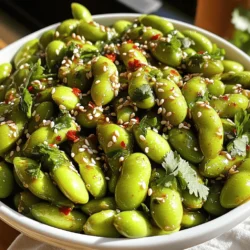 - 2 Tassen Edamame, in Schoten (frisch oder gefroren) - 3 Esslöffel Olivenöl - 4 Knoblauchzehen, fein gehackt Die Hauptzutaten sind einfach zu finden. Edamame ist frisch oder gefroren erhältlich. Ich bevorzuge frische Edamame, wenn sie in der Saison sind. Sie haben einen besseren Geschmack und eine knackigere Textur. Das Olivenöl sorgt für einen reichen Geschmack. Der Knoblauch bringt ein starkes Aroma und Tiefe in das Gericht. - 1 Esslöffel rote Pfefferflocken - 2 Esslöffel Sojasauce - 1 Esslöffel Zitronensaft Die Gewürze sind der Schlüssel zu diesem Rezept. Rote Pfefferflocken geben die gewünschte Schärfe. Sojasauce sorgt für Umami-Geschmack. Der Zitronensaft bringt Frische und einen Hauch von Säure. Diese Zutaten machen das Gericht lebendig und aufregend. - 1 Teelöffel Sesamöl - Meersalz, nach Geschmack - Geröstete Sesamsamen und frischer Koriander, zum Garnieren Garnierungen sind wichtig für die Präsentation. Sesamöl fügt einen nussigen Geschmack hinzu. Meersalz hebt die Aromen hervor. Geröstete Sesamsamen und frischer Koriander machen das Gericht ansprechend. Am Ende sieht das Gericht nicht nur gut aus, sondern schmeckt auch köstlich. Für die vollständige Rezeptanleitung, schauen Sie sich das Rezept für würzige Knoblauch-Edamame an. - Kochen Sie gefrorene Edamame für 5 Minuten in kochendem Wasser. - Gießen Sie das Wasser ab und stellen Sie die Edamame beiseite. - Erhitzen Sie Olivenöl in einer großen Pfanne bei mittlerer Hitze. - Fügen Sie den fein gehackten Knoblauch hinzu und sautieren Sie ihn für 1 Minute. - Geben Sie die roten Pfefferflocken dazu und braten Sie sie für 30 Sekunden weiter. - Fügen Sie die Edamame und Sojasauce hinzu. Vermengen Sie alles gut. - Schmecken Sie mit Sesamöl und Meersalz ab. - Richten Sie die Mischung auf einer Servierplatte an und dekorieren Sie sie mit Garnierungen. Für das vollständige Rezept, schauen Sie sich das Rezept für würzige Knoblauch-Edamame an. - Wählen Sie eine große Pfanne für gleichmäßiges Kochen. - Stellen Sie die Hitze auf mittlere Stufe. So bräunen Sie die Edamame gut. - Sehen Sie darauf, den Knoblauch nicht zu verbrennen. Er wird bitter, wenn er zu lange kocht. - Passen Sie die roten Pfefferflocken nach Ihrem Geschmack an. - Fügen Sie mehr für eine schärfere Note hinzu. - Wenn Sie es milder mögen, reduzieren Sie die Menge. - Alternativ können Sie auch andere Gewürze verwenden, wie Paprika oder Cayennepfeffer. - Servieren Sie die Edamame in einer großen, schönen Schüssel. - Dies zeigt die frischen, grünen Schoten gut. - Garnieren Sie mit gerösteten Sesamsamen für einen tollen Crunch. - Frische Kräuter, wie Koriander, bringen Farbe und Frische. - Stellen Sie kleine Schalen bereit, damit Ihre Gäste die leeren Schoten entsorgen können. Für das vollständige Rezept, schauen Sie sich die Full Recipe an. {{image_4}} Für eine vegetarische oder vegane Version kannst du verschiedene Öle verwenden. Anstelle von Olivenöl probiere Erdnuss- oder Kokosnussöl. Diese Öle geben dem Gericht eine neue Note. Auch bei den Saucen gibt es viele Optionen. Verwende Tamari anstelle von Sojasauce für eine glutenfreie Variante. Du kannst auch Gemüse hinzufügen. Zucchini oder Paprika machen das Gericht bunter und gesünder. Schneide sie klein und brate sie zusammen mit dem Knoblauch an. So bekommst du mehr Textur und Geschmack. Möchtest du einen frischen Geschmack? Experimentiere mit Zitronen- oder Limettensaft. Diese Zitrusfrüchte bringen eine schöne Säure ins Gericht. Einfach einen Spritzer über die Edamame geben, bevor du sie servierst. Wenn du es süßer magst, füge etwas Honig oder Agavendicksaft hinzu. Diese Süße balanciert die Schärfe der Pfefferflocken aus. Ein kleiner Löffel reicht oft schon aus, um einen neuen Geschmack zu schaffen. Du kannst auch internationale Aromen ausprobieren. Eine Miso- oder Teriyaki-Sauce gibt deinen Edamame einen asiatischen Twist. Mische einfach etwas Miso-Paste in die Knoblauchmischung oder ersetze die Sojasauce durch Teriyaki-Sauce. Für einen mediterranen Flair verwende Kräuter wie Oregano oder Thymian. Diese Kräuter bringen einen neuen, interessanten Geschmack. Experimentiere mit verschiedenen Gewürzen, um deine eigene Version zu kreieren. Für die Kurzzeitlagerung sind die Edamame am besten bei Raumtemperatur. Wenn du sie noch am selben Tag isst, stelle sie einfach auf den Tisch. Für eine längere Frische lege sie in den Kühlschrank. In einem luftdichten Behälter bleiben sie dort bis zu zwei Tage frisch. Wenn du sie schnell konsumieren möchtest, genieße sie direkt nach der Zubereitung. So sind sie am schmackhaftesten. Wenn du die Edamame länger aufbewahren willst, kannst du sie einfrieren. Zuerst koche die Edamame für fünf Minuten. Lass sie abkühlen und lege sie dann in einen Gefrierbeutel. Drücke die Luft heraus, bevor du den Beutel verschließt. Du kannst auch einen luftdichten Behälter verwenden. So bleiben sie bis zu drei Monate haltbar. Achte darauf, dass du sie vor dem Einfrieren gut abtropfen lässt, damit sie nicht matschig werden. Um die Edamame gleichmäßig zu erwärmen, empfehle ich das Dämpfen oder die Mikrowelle. Stelle die Mikrowelle auf mittlere Hitze und erhitze sie in 30-Sekunden-Intervallen. So bleiben sie weich und schmackhaft. Vermeide es, sie zu lange zu erhitzen, da sie sonst gummiartig werden. Beim Aufwärmen kannst du etwas frisches Olivenöl oder Sojasauce hinzufügen, um den Geschmack zu intensivieren. So schmecken sie fast wie frisch zubereitet. Die Zubereitung dauert insgesamt nur 15 Minuten. Die Vorbereitungszeit beträgt etwa 10 Minuten. Das Kochen selbst erfolgt in fünf Minuten, wenn Sie gefrorene Edamame verwenden. Wenn Sie frische Edamame haben, kann die Zeit ähnlich sein. Diese schnelle Zubereitung macht das Gericht perfekt für einen Snack oder eine Beilage. Ja, Sie können viele Gewürze hinzufügen. Probieren Sie geräuchertes Paprika für einen rauchigen Geschmack. Sie könnten auch Ingwer für mehr Frische verwenden. Wenn Sie es noch schärfer mögen, fügen Sie mehr rote Pfefferflocken hinzu. Auch ein Spritzer Sojasauce kann den Geschmack intensivieren. Seien Sie kreativ und passen Sie die Gewürze Ihrem Geschmack an. Ja, Edamame sind sehr gesund. Sie sind reich an Proteinen und Ballaststoffen. Diese kleinen Bohnen enthalten auch wichtige Vitamine wie Vitamin K und Folsäure. Außerdem bieten sie Mineralien wie Eisen und Magnesium. Edamame können Ihnen helfen, sich satt zu fühlen und sind eine gute Wahl für eine ausgewogene Ernährung. Edamame finden Sie in vielen Supermärkten. Sie sind oft frisch oder gefroren erhältlich. Wenn Sie frische Edamame nicht finden, schauen Sie in der Tiefkühlabteilung. Online-Shops bieten auch eine große Auswahl an Edamame. So können Sie ganz einfach die perfekten Bohnen für Ihr Rezept finden. Zusammengefasst hast du nun alle wichtigen Schritte für die Zubereitung von würzigen Knoblauch-Edamame. Du hast gelernt, welche Zutaten du benötigst, von der Vorbereitung bis zur Präsentation. Denke daran, dass du die Schärfe anpassen und kreativ variieren kannst. Das Gericht ist nicht nur lecker, sondern auch gesund. Probier es aus und bringe ein Stück asiatischer Küche auf deinen Tisch!